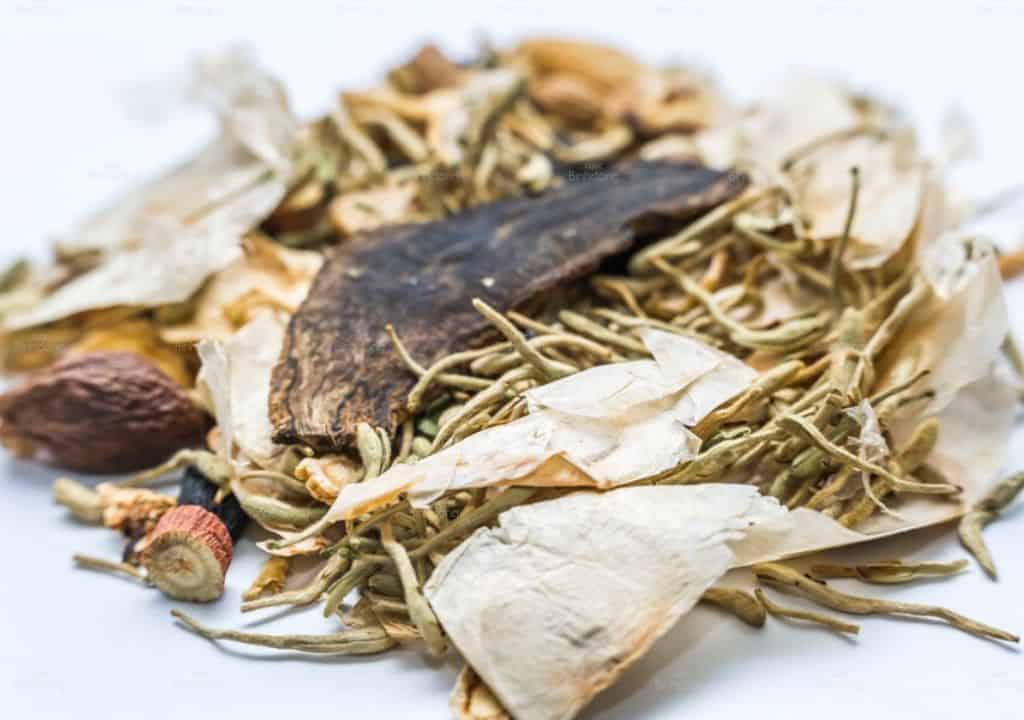 Hình ảnh bạch phục linh và các bài thuốc khác hỗ trợ bồi bổ sức khỏe và nâng cao thể lực