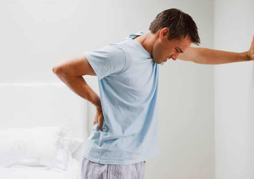 Hình ảnh người đàn ông bị đau lưng