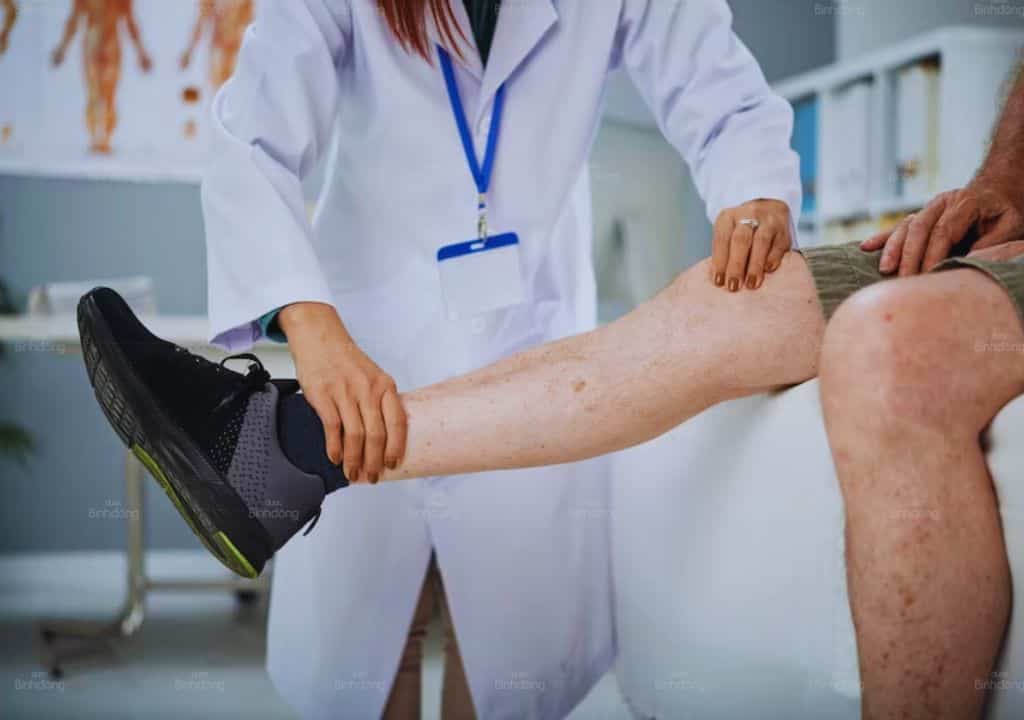 Hình ảnh người bác sĩ đang khám bệnh cho bệnh nhân