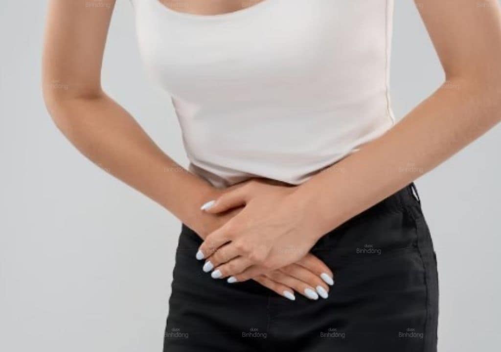 Hình ảnh người phụ nữ bị đau bụng và đang rất khó chịu