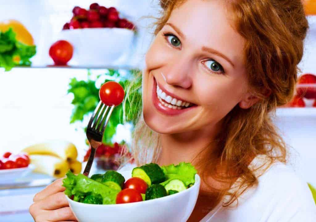 Hình ảnh người phụ nữ đang ăn rau, cà chua