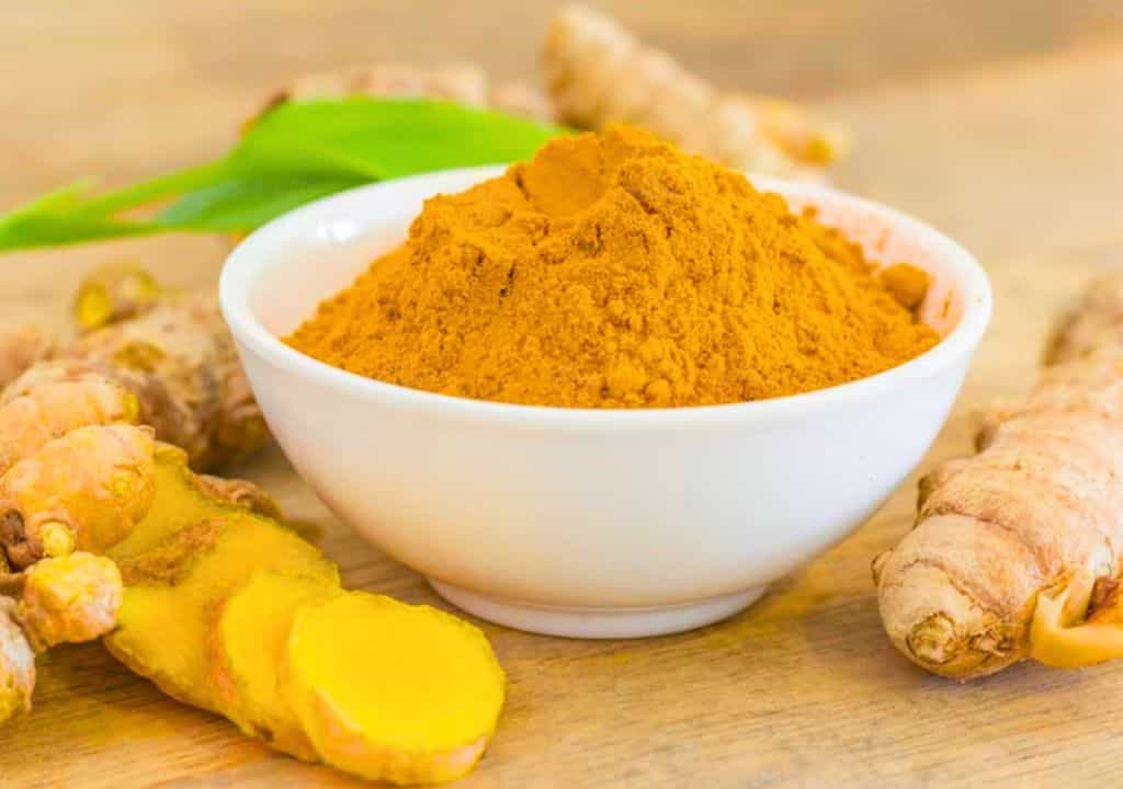 Hình ảnh về bột nghệ đang nằm trong chén