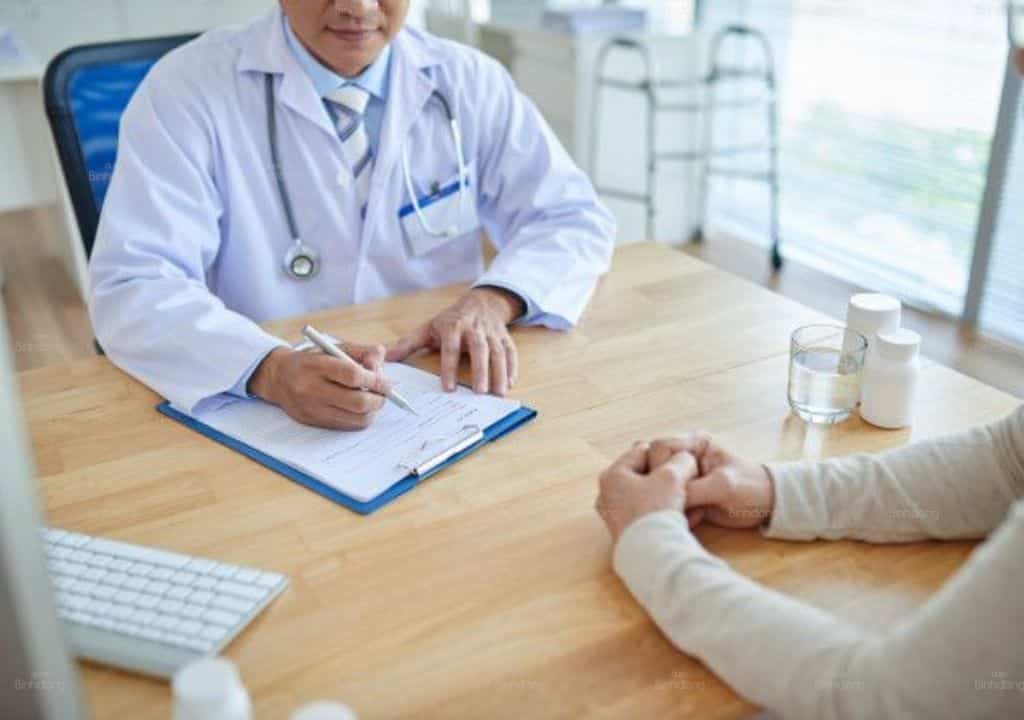 Hình ảnh bác sĩ đang tư vấn cho bệnh nhân