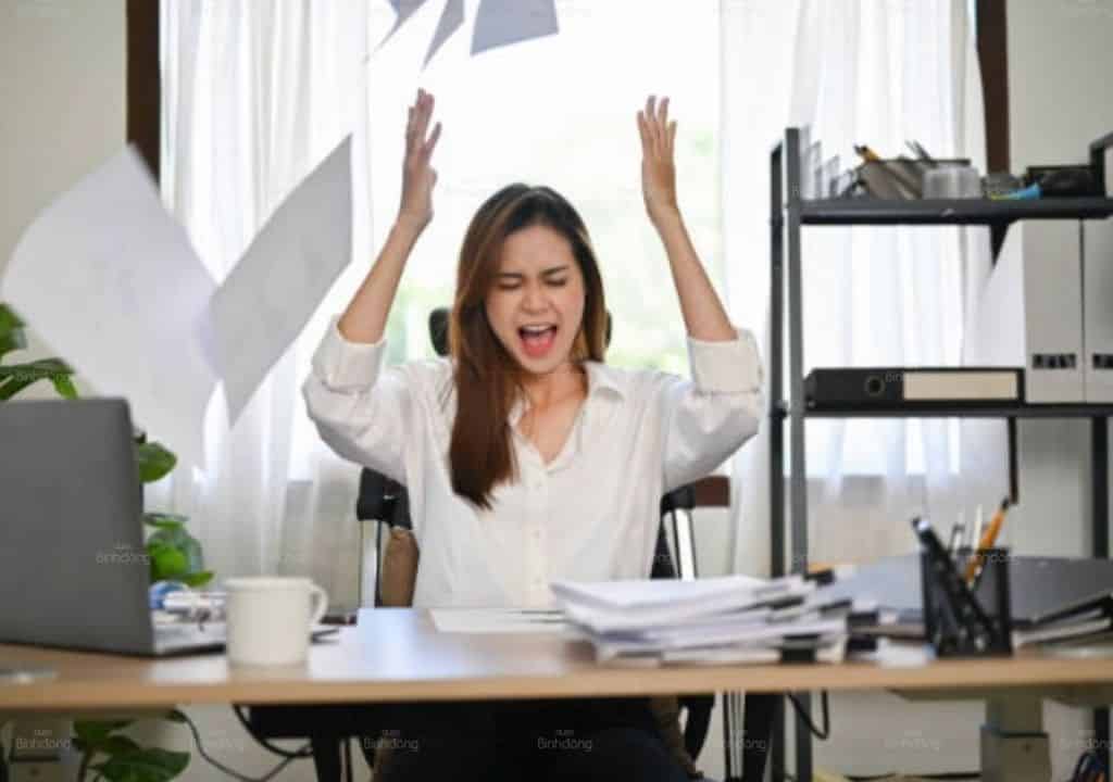 Hình ảnh người phụ nữ bị stress trong công việc và có nguy cơ bị bế kinh