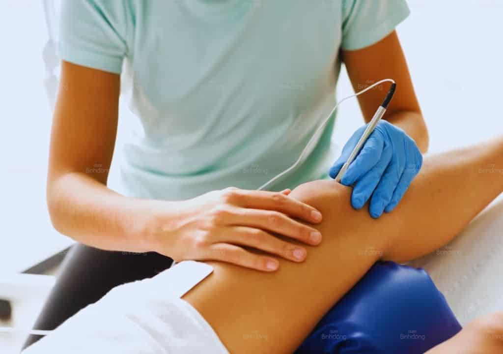 Hình ảnh người bác sĩ đang thực hiện hút dịch cho bệnh nhân