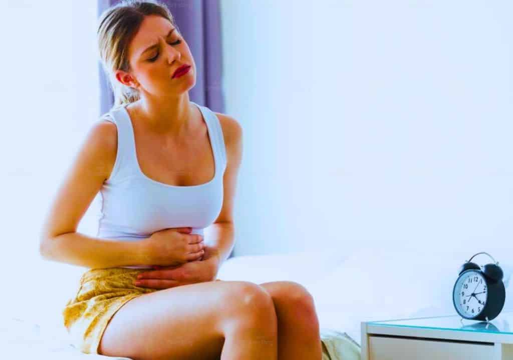 Hình ảnh người phụ nữ đang bị rối loạn kinh nguyệt