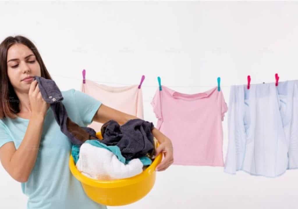 Hình ảnh người phụ nữ đang giặt đồ