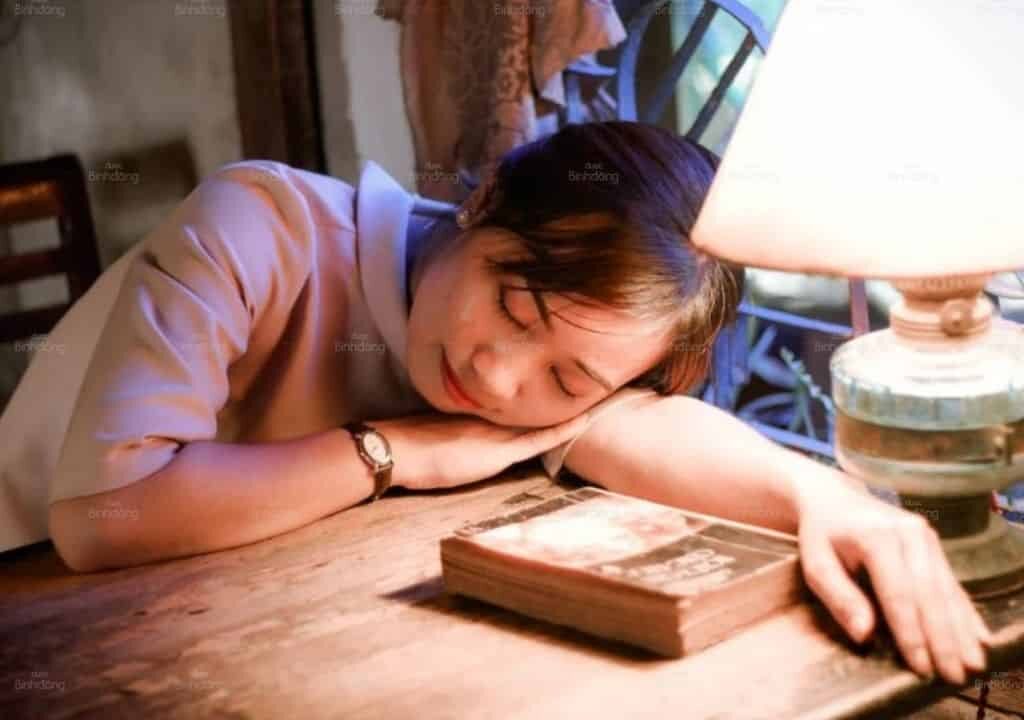 Làm việc quá sức gây nhiều tác hại nghiêm trọng cho sức khỏe như kiệt sức, đau đầu và rối loạn giấc ngủ.