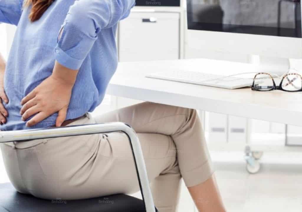 Hình ảnh cô nhân viên văn phòng bị đau lưng rất khó chịu