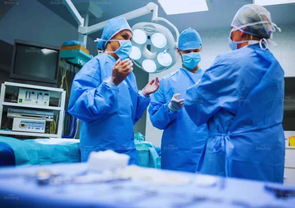 Hình ảnh bác sĩ đang Khi tình trạng mỏi gối nặng hơn thì bệnh nhân sẽ được đề nghị điều trị bằng các phương pháp phẫu thuật