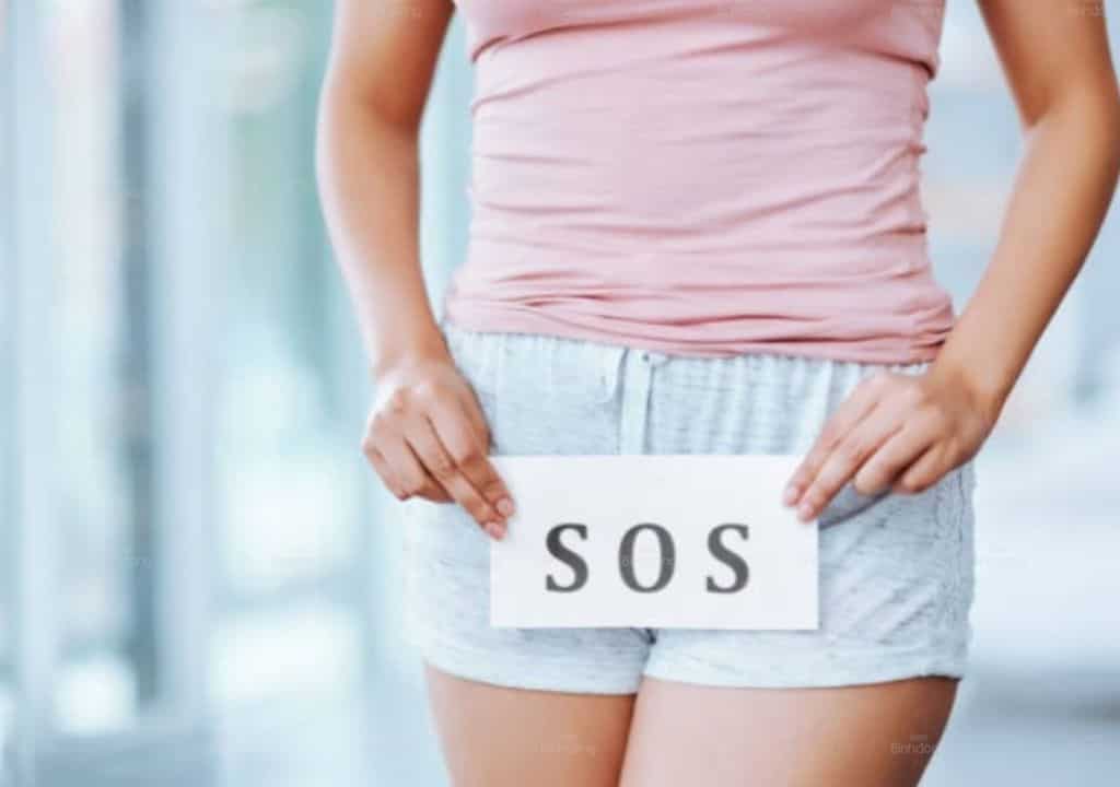 Hình ảnh người phụ nữ đang ra tín hiệu cầu cứu