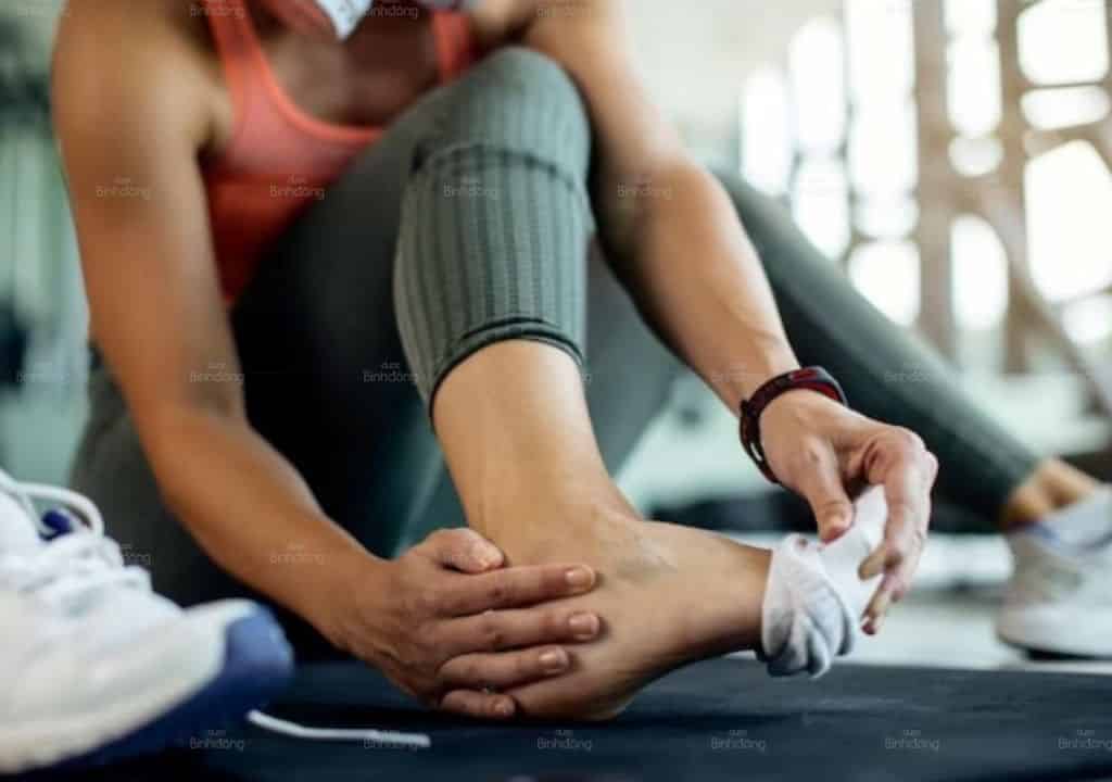 Bệnh nhân đang đau khổ vì bệnh viêm khớp cổ chân lâu năm
