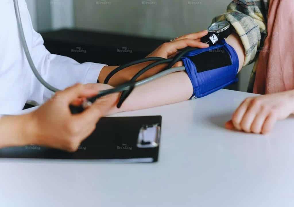 Hình ảnh về người bác sĩ đang đo huyết áp cho bệnh nhân