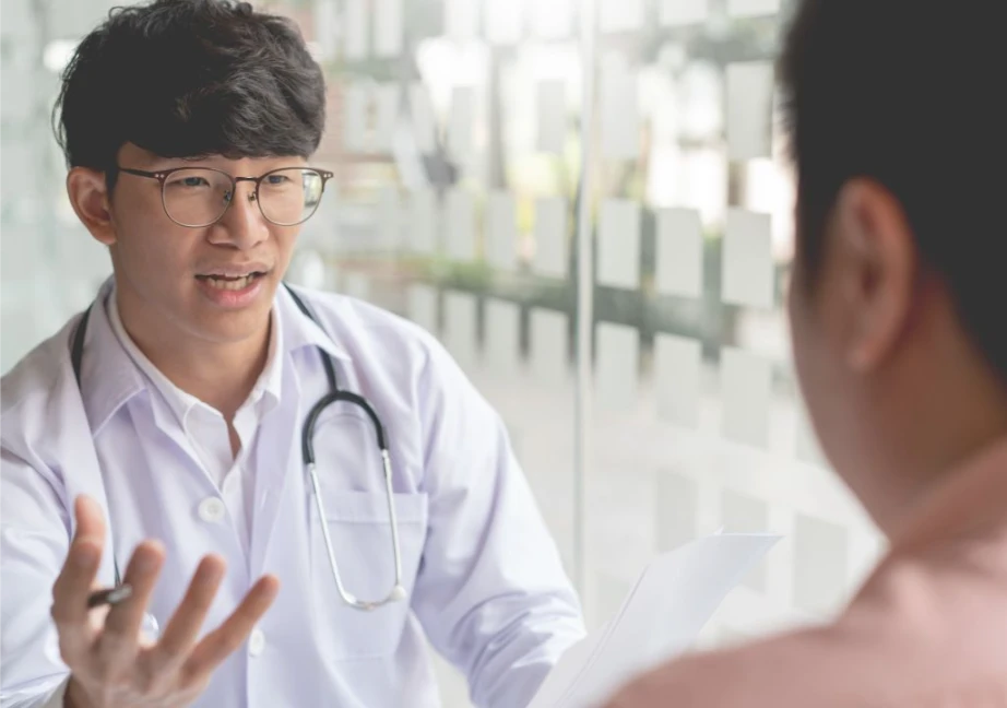 Hình ảnh bác sĩ đang tư vấn cho bệnh nhân