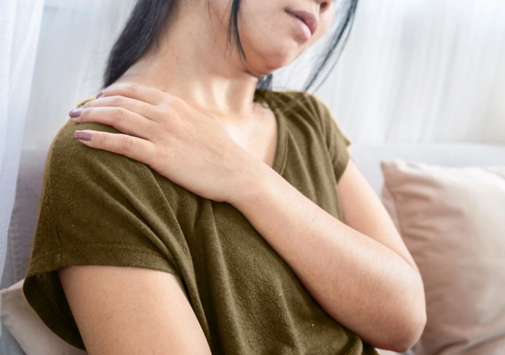 Đau mỏi cổ xuất hiện thường xuyên vào sáng sớm, khi thức dậy