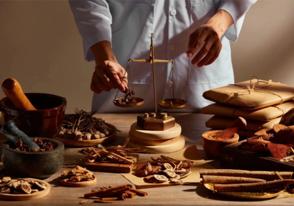 Hình ảnh lương y đang kết hợp các vị thuốc với nhau