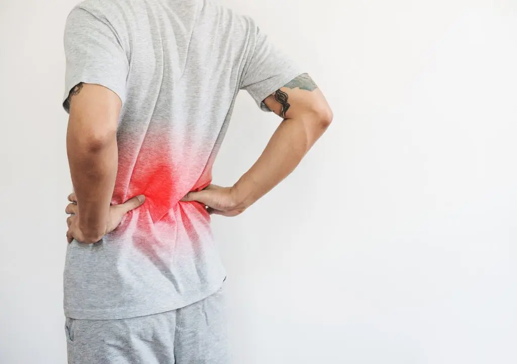 hình ảnh người đàn ông bị đau lưng