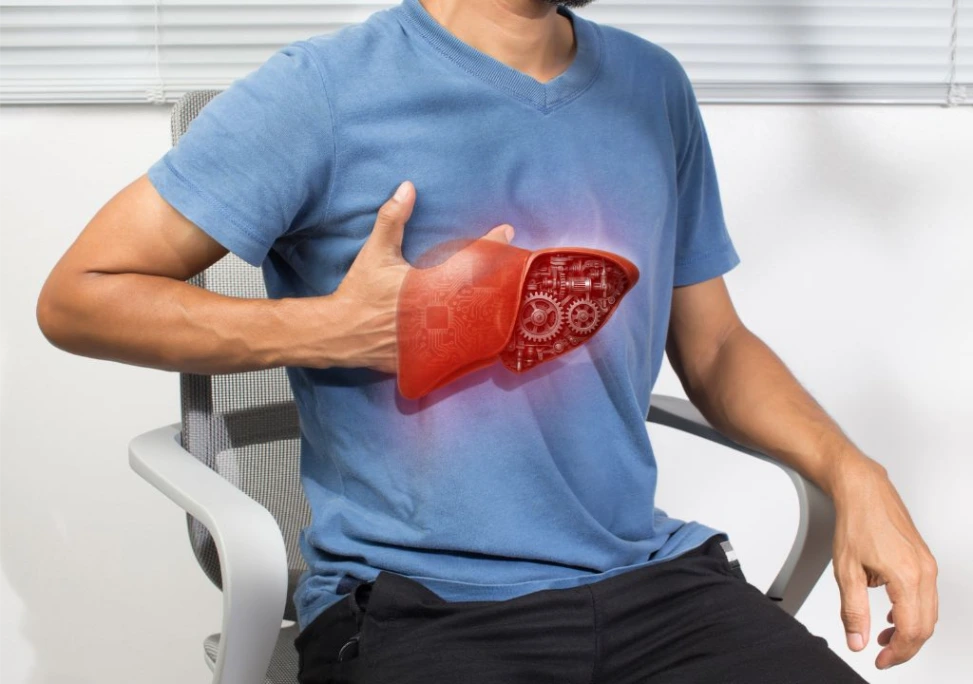 Hình ảnh người đàn ông đang bị các bệnh liên quan về gan