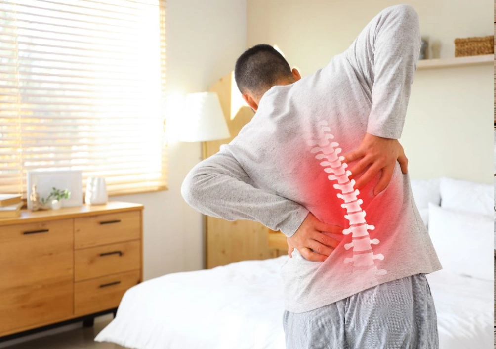 Hình ảnh người đàn ông đang bị đau lưng do thiếu máu não