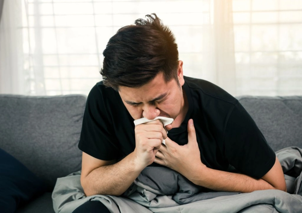 Hình ảnh người đàn ông đang bị ho