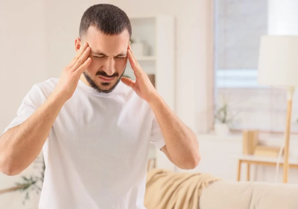 Hình ảnh người đàn ông đang bị nhức đầu