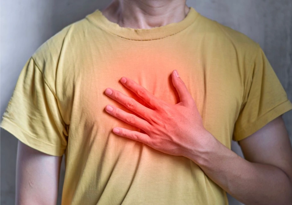 Hình ảnh người đàn ông đang bị viêm phổi