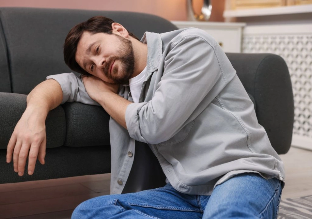 Hình ảnh người đàn ông đang cảm thấy mệt mõi