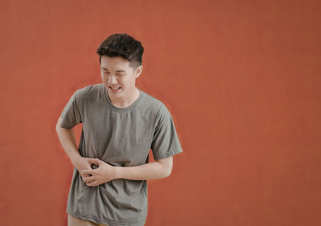 Hình ảnh người đàn ông đang đau bụng và cảm thấy khó chịu