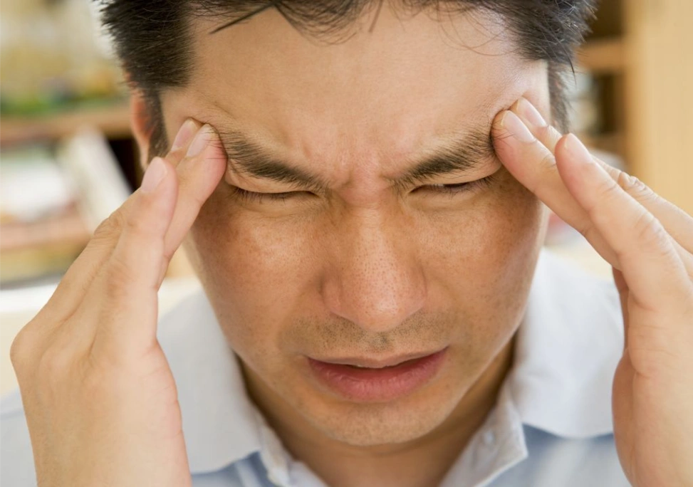 Hình ảnh người đàn ông đang đau đầu