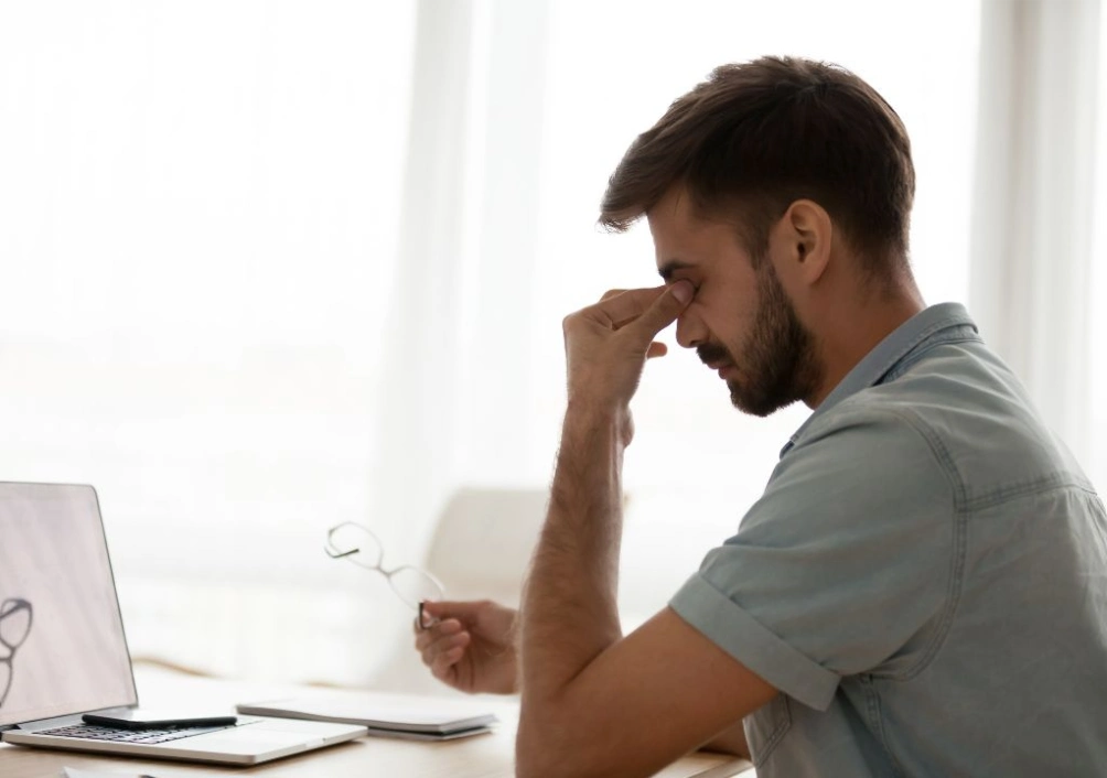 Hình ảnh người đàn ông đang mệt mõi chóng mặt