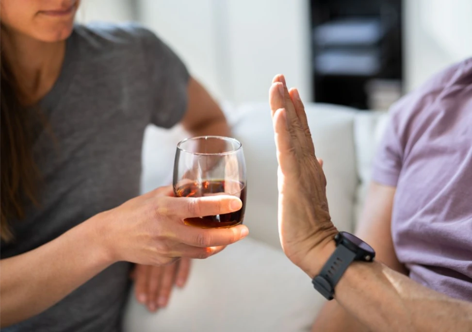 Hình ảnh người đàn ông nói không với rượu bia