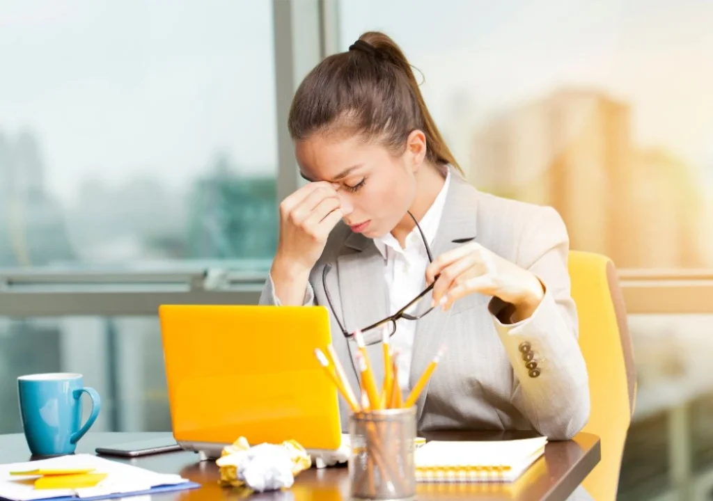Hình ảnh người phụ nữ đang cảm thấy mệt mõi