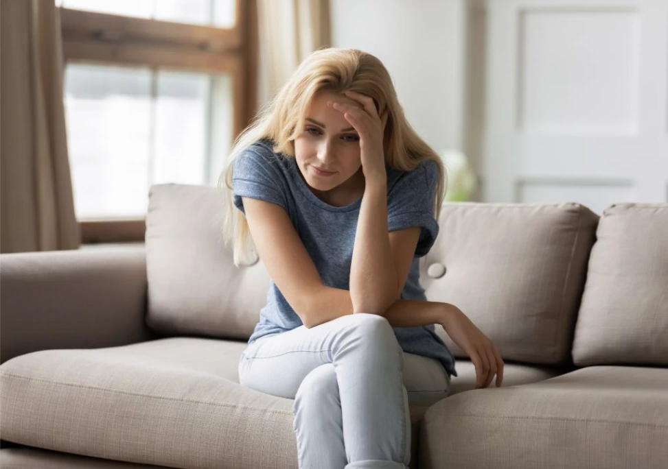 Hình ảnh người phụ nữ đang cảm thấy mệt mõi