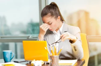 Hình ảnh người phụ nữ đang cảm thấy mệt mõi