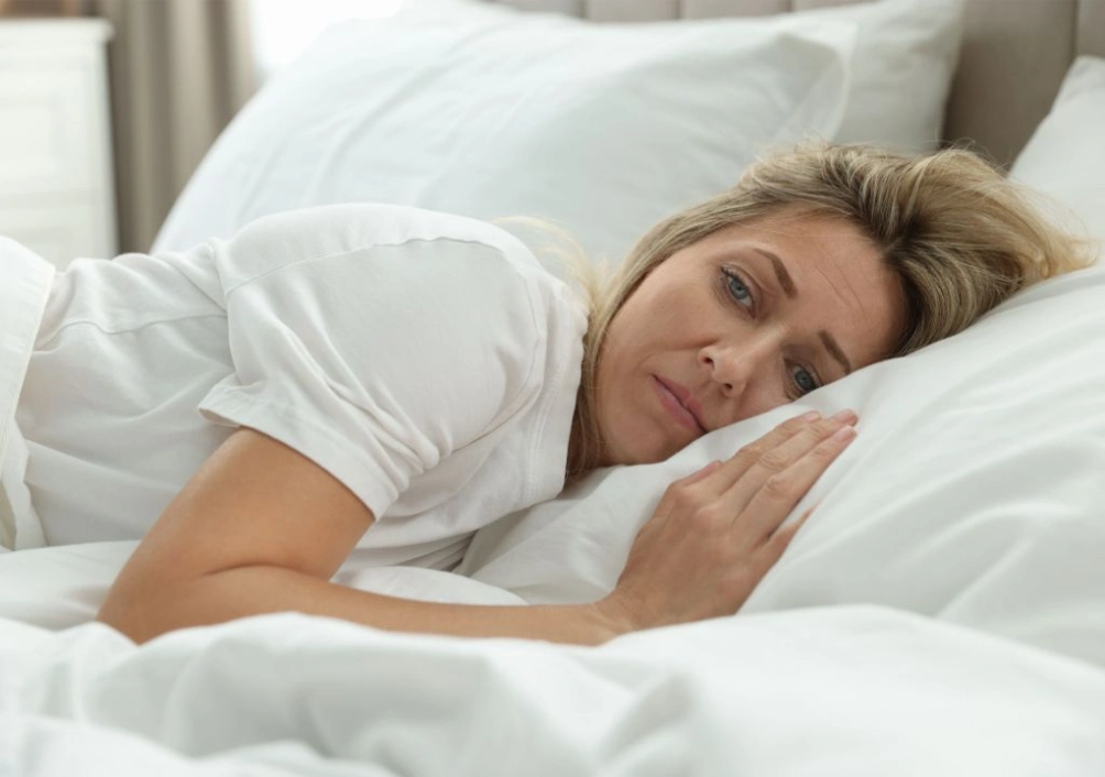 Hình ảnh người phụ nữ đang mất ngủ