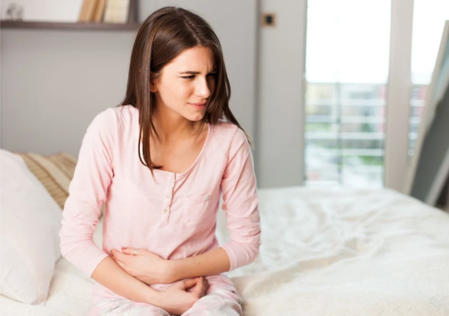 Hình ảnh người phụ nữ đau bụng