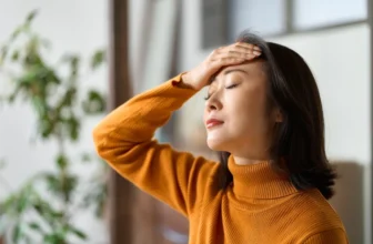Hình ảnh người phụ nữ mệt mỏi do lưu thông mạch máu não kém