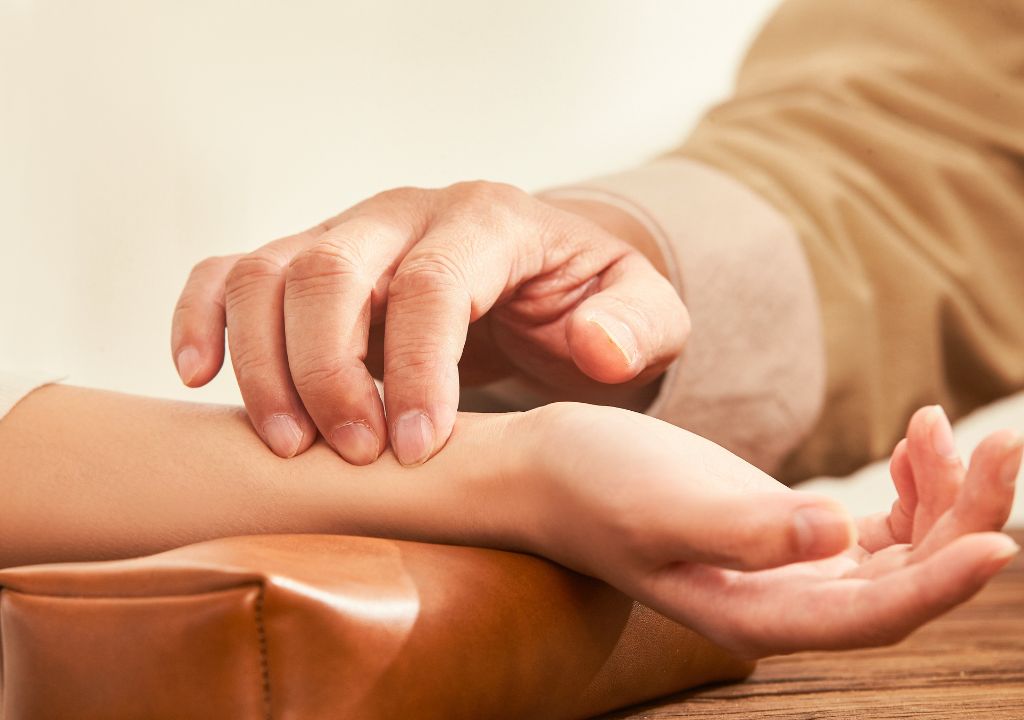 Hình ảnh người thầy thuốc đang khám bệnh cho bệnh nhân