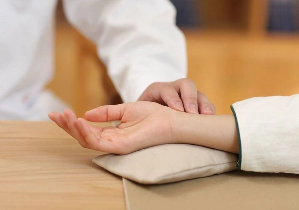 Hình ảnh về người lương y đang bắt mạch