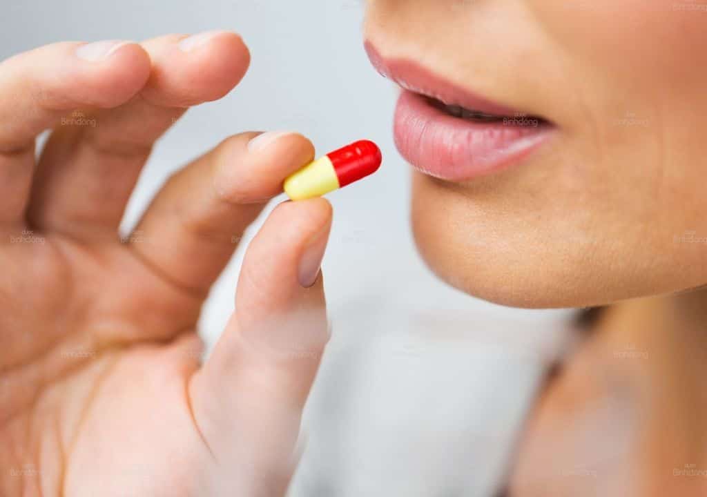 Hình ảnh người phụ nữ đang uống thuốc tây để phòng tiền mãn kinh