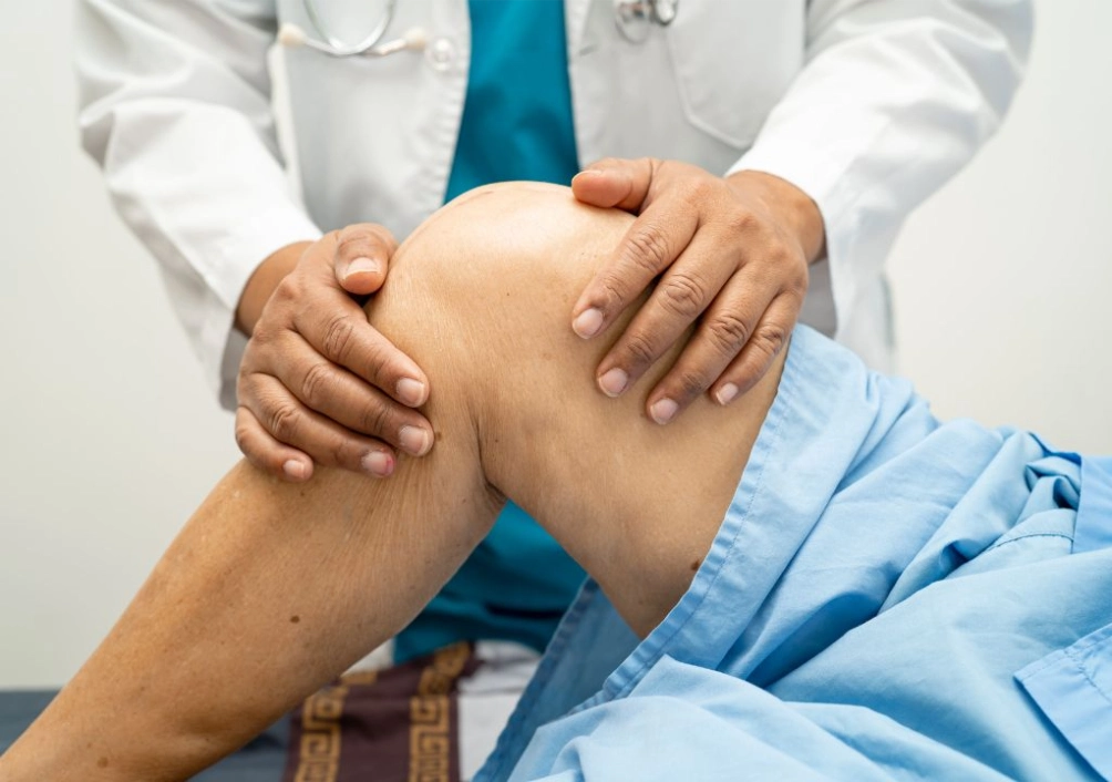 Người bác sĩ đang thăm khám lâm sàn cho bệnh nhân