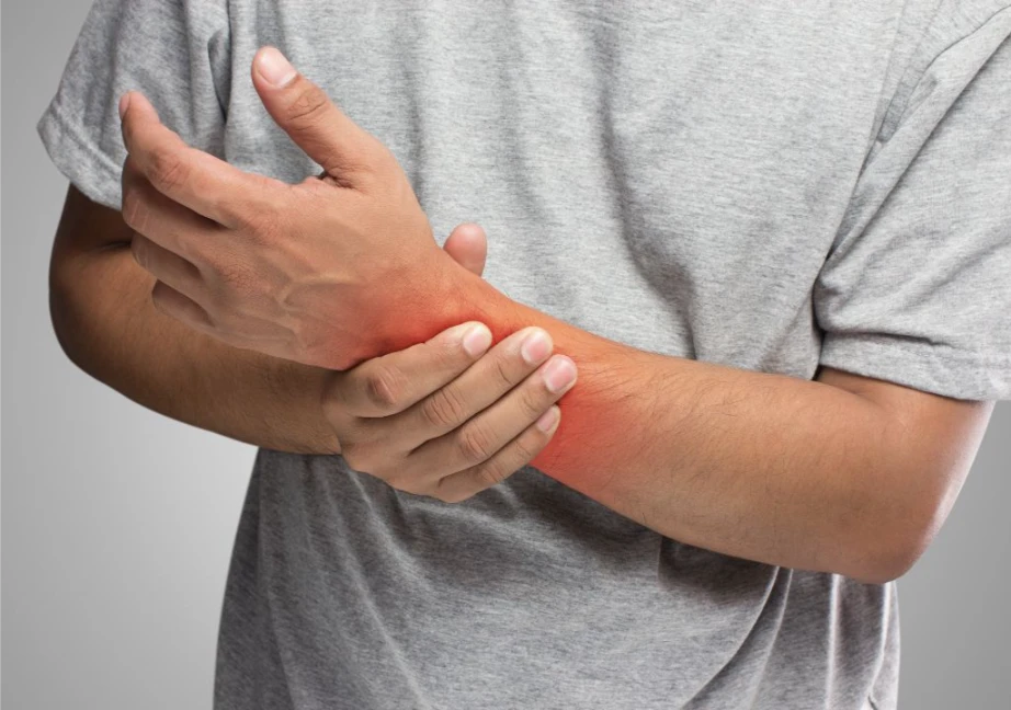 Hình ảnh người đàn ông bị sưng đỏ tay