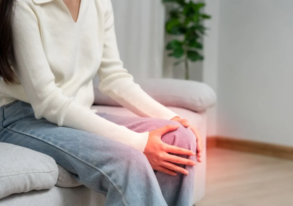 Người phụ nữ đang bị đau khớp gối do thoái hóa
