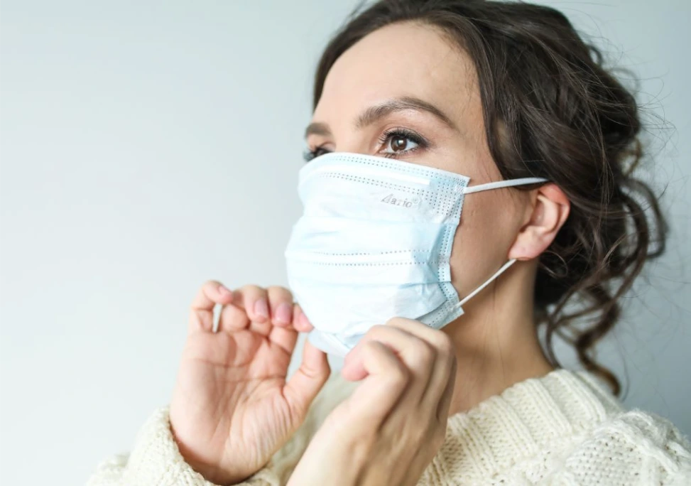 Người phụ nữ đang đeo khẩu trang