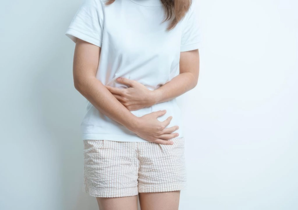 Người phụ nữ đau dữ dội ở phía trên bên phải hoặc giữa bụng