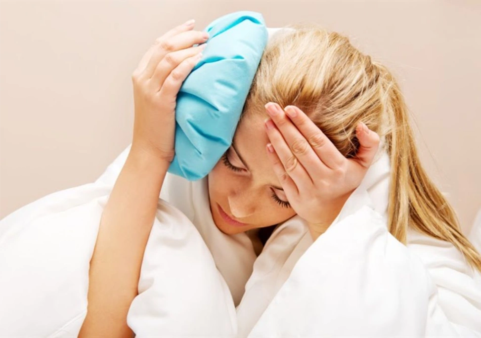 Sử dụng đá lạnh chườm lên đầu