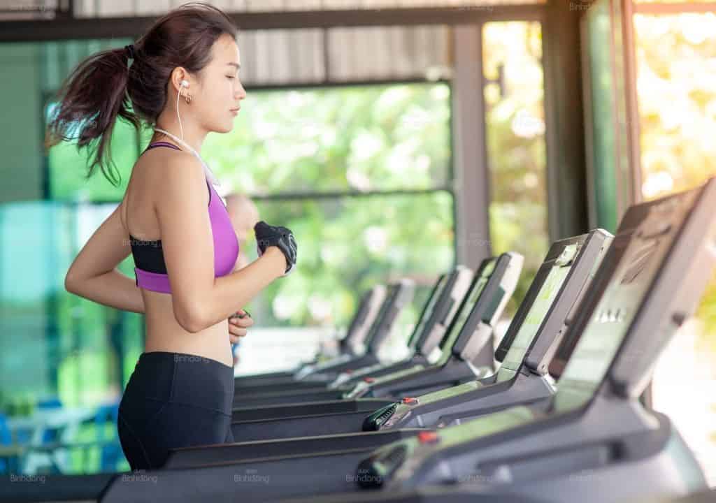 Hình ảnh người phụ nữ đang tập thể dục để phòng bệnh
