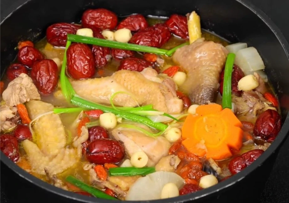 Thịt gà chưng cách thủy với kỷ tử, đương quy