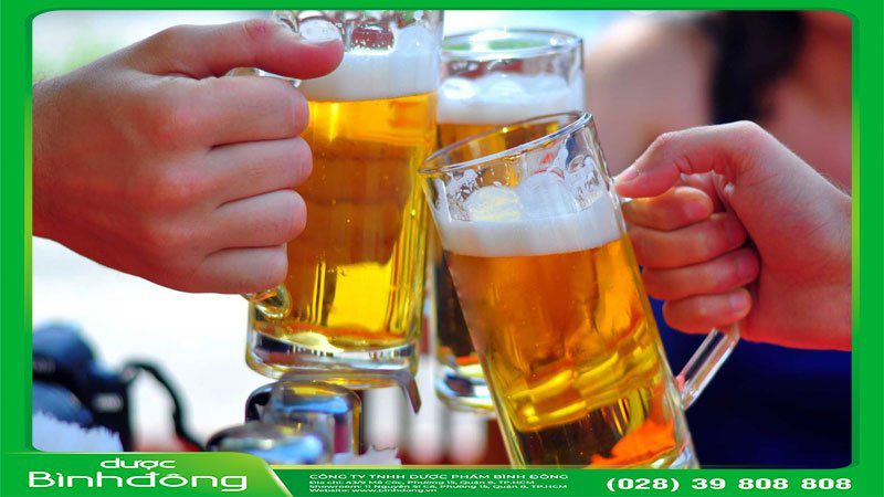 Uống nhiều rượu bia, chất kích thích làm men gan tăng cao, gây nóng trong người.