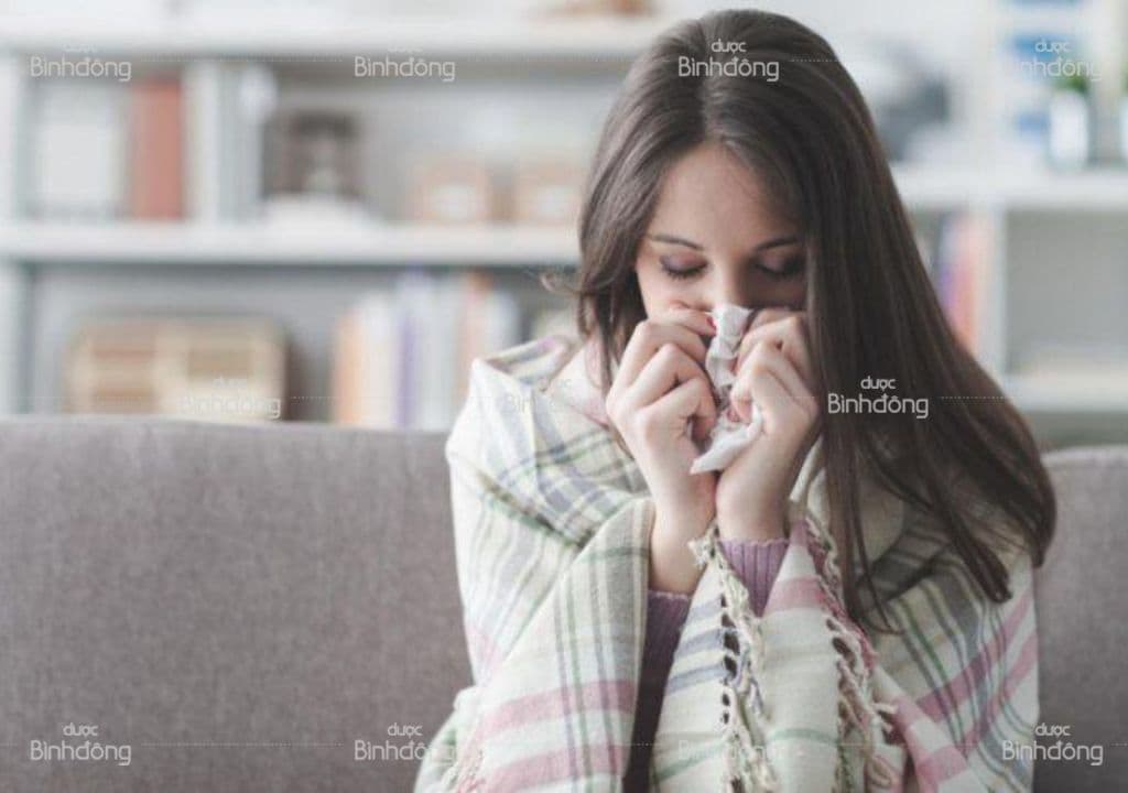 Hình ảnh người phụ nữ đang bị khó chịu do sổ mũi
